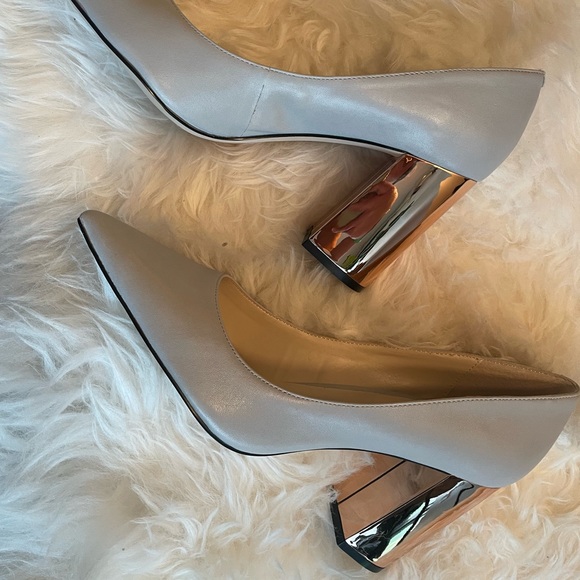NWT. Grey pumps with shiny rose gold block heel. Sz 9. Never worn! - Picture 2 of 10
